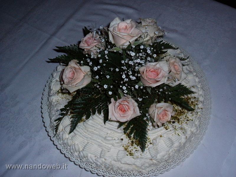 2005_0514Image0062.JPG - Torta con crtma bianca e cioccolato , decorata con panna e mazzo di rose vere